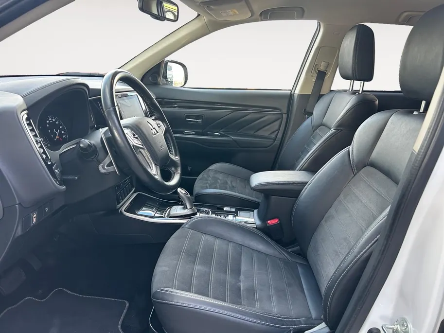Mitsubishi Outlander 2.4 PHEV Pure+ | Automaat | Keyless start | Keyless entry | Stoel Verwarming | Trekhaak | Cruise control |