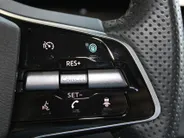 Nissan ARIYA Evolve 66 kWh | 22KW Lader| Afneembare trekhaak| Apple carplpay& Android auto| 360grd Camera| Stoelverwarming en verkoeling| Elektrisch verstelbare stoelen| Luxe bekleding| Dealer onderhouden|