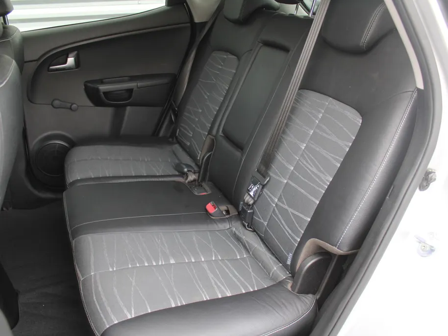 Kia Venga 1.4 CVVT First Edition | 16' LM | Trekhaak | Navi | Airco | Cruise | Camera | PDC | All seasons |