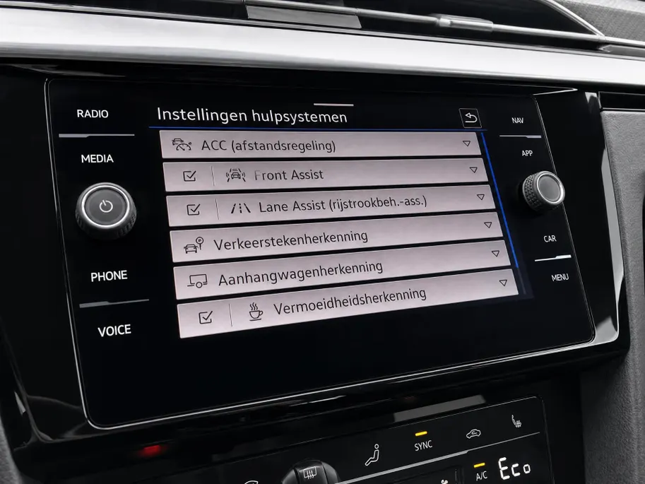Volkswagen Arteon Shooting Brake 1.4 TSI PHEV 218PK R-Line Business DSG · Panoramadak · Trekhaak · Camera · Stoel, Stuur & achterbank verwarmd · Apple/Android Car Play · Garantie t/m 11-08-2027 of 100.000km