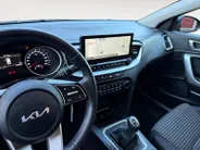 Kia Ceed Sportswagon 1.5 T-GDi DynamicLine 140 PK | Cruise Control Adaptief | Camera | Carplay | Navi | LM Velgen | 140 PK | Fabrieksgarantie 19-8-2031 +3x 1 jaar* | NAP