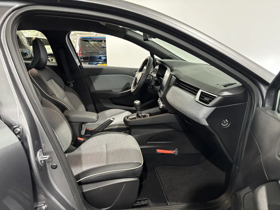 Renault Clio 90PK TCe GPF Techno | Navi | Camera | Parkeersensoren | Digital Cockpit | Apple CarPlay/Android Auto | Armsteun | Licht & Regen Sensor | Climate Control |