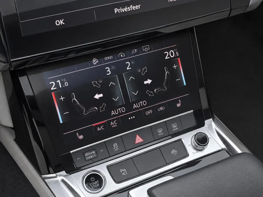 Audi e-tron 55 quattro edition 95 kWh 408pk · Panoramadak · 360 Camera · Afneembare Trekhaak · Lederen Bekleding · Elek. Stoelen + Geheugen Bestuurder ·