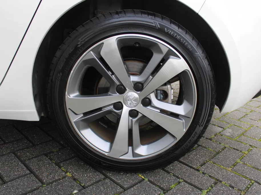 Peugeot 308 1.2 PureTech Allure | Panoramadak | 17” LM | Parkeersensor v+a | Navi | Cruise | Clima | Apple CarPlay/Android Auto |