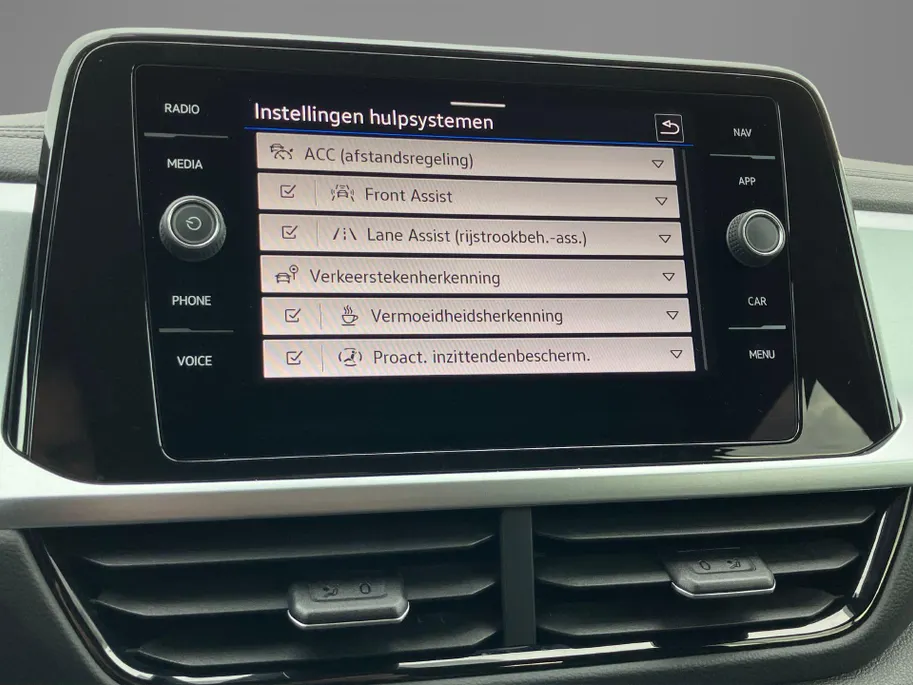 Volkswagen T-Roc 1.0 TSI 81KW/110PK Life Navigatie · Apple/Android Car Play · Camera + Parkeersensoren ·