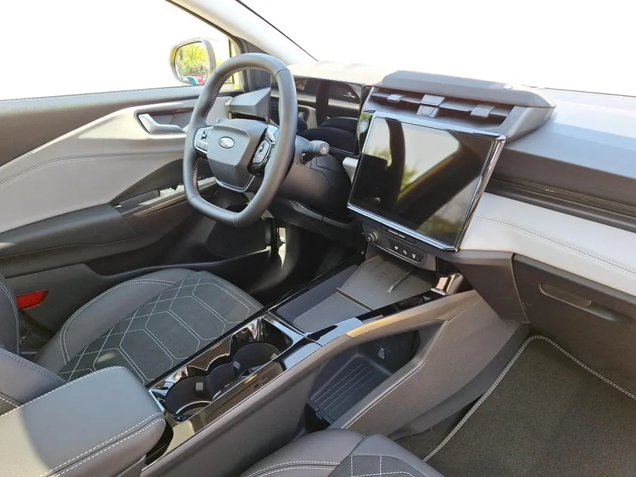 Ford Puma Gen-E Premium 44 kWh | Winterpack | Driver assistancepack | 19' Lichtmetaal | Panoramadak | Matrix Led Koplampen | Adaptive cruisecontrol | 360Camera | Nieuw te bestellen! |