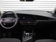 Kia Niro EV Light Edition 64.8 kWh | Airco | Cruise | Navi | Camera | PDC | 17' LM | All season banden | 17% bijtelling |