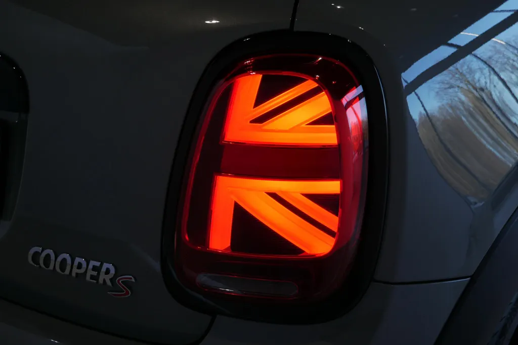 MINI 3-Deurs 2.0 Cooper S Knightsbridge Edition *Automaat*Navigatie*Parkeersensoren*Climate Control*Schuif/Kanteldak*Stoelverwarming*Harman Kardon Audio*Lederen interieur*Vol opties!
