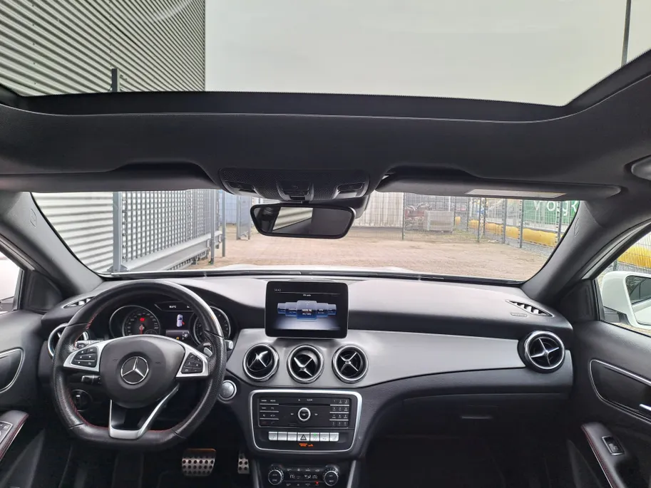 Mercedes-Benz GLA 180 Business Solution AMG AUTOMAAT | Trekhaak | Cruise | Panorama Schuif/kantel Dak | Navigatie | Camera | AMG-styling