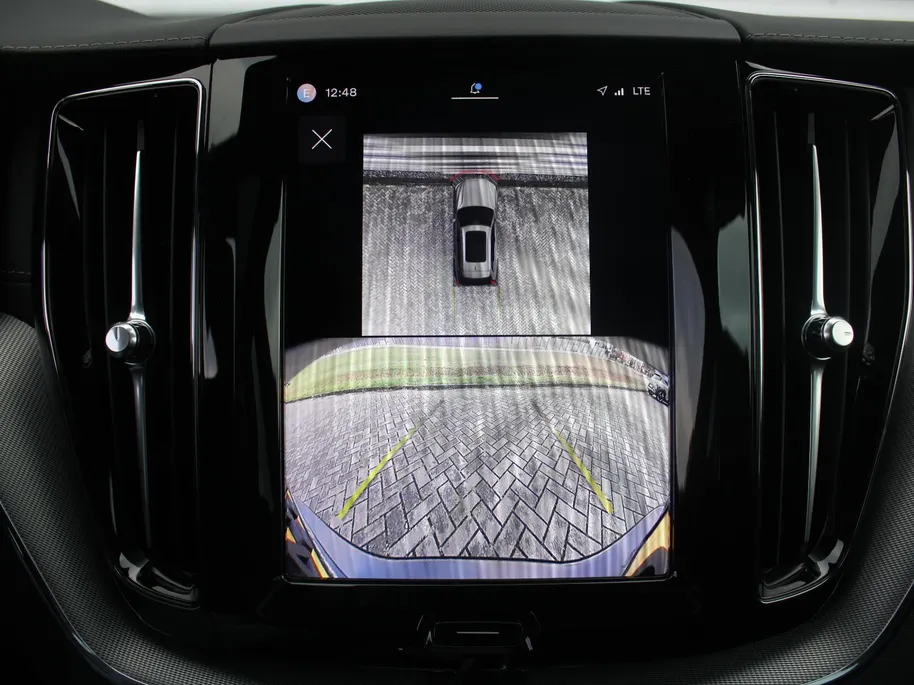 Volvo XC60 2.0 T8 Plug-in hybrid AWD Ultimate Black Edition | Trekhaak elektr. | Luchtvering | Schuifdak | Leer | Geheugenstoelen | B&W audio | Stoelventilatie | Winterset | Zeer nette auto |