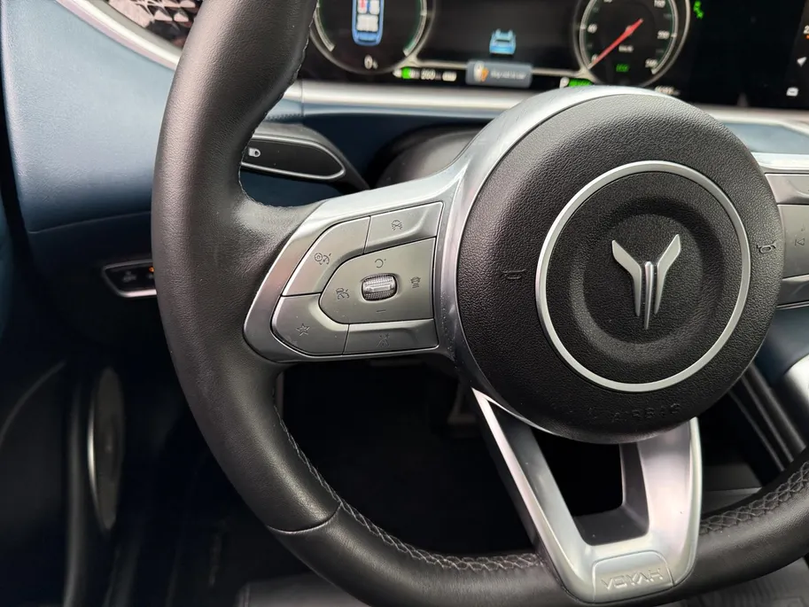 Voyah Free Flagship Edition 4WD 106 kWh | Full Option | 500 km rijbereik | Luchtvering | Stoelkoeling, -verwarming en -massage | Blackline exterieur & interieur |