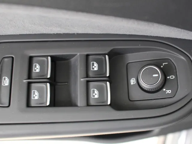 Volkswagen Golf 1.5 eTSI R-Line (2x) DSG | Navigatie | LM '17 | PDC + Camera |  Aut. Airco