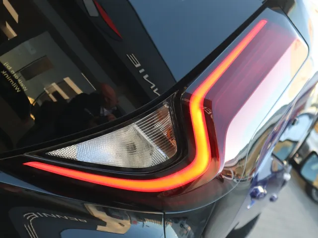 Toyota Aygo X 1.0 CVT Pulse Bi-tone Automaat | AllSeasons | Stoelverwarming