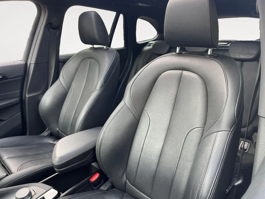 BMW X1 sDrive20i High Executive *Automaat*Navi*Camera*Schuif/kanteldak*Climate Control*Stoelverwarming*Lederen bekleding*LM. Velgen*Zeer nette auto!
