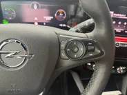 Opel Mokka-e GS Line 50-kWh 11kw bl. | 1e Eigenaar | SOH 99% | Navigatie | Stoel/Stuurverwarming | Adapt. Cruise Control | Apple/Android Carplay | 12 maanden Bovag ! |