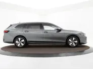 Volkswagen Passat Variant 1.5 eTSI 150pk DSG Elegance Business · Camera · Wegklapbare Trekhaak · Apple/Android Car Play · Dodehoeksensoren · P-Sensoren · 17'' Inch · Garantie t/m 18-06-2028 of 100.000