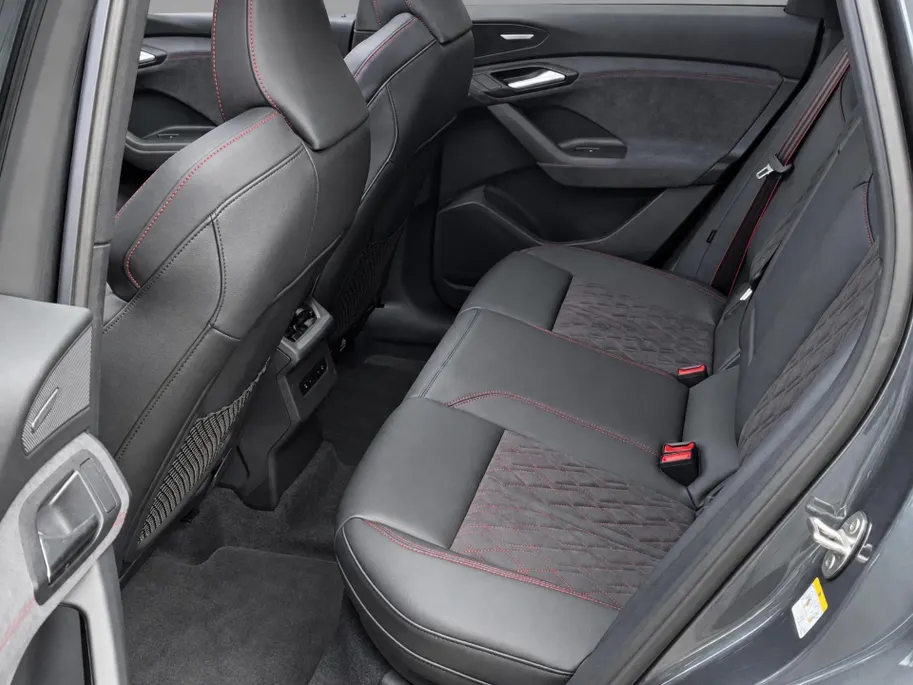Audi Q6 e-tron S edition performance 100 kWh 306pk · SOH 98,1% · Panoramadak · Warmtepomp · 360 Camera · Wegklapbare Trekhaak · Bang & Olufsen · Kuipstoel · 21'' Inch · Garantie t/m 21-01-2031 of 100.000km