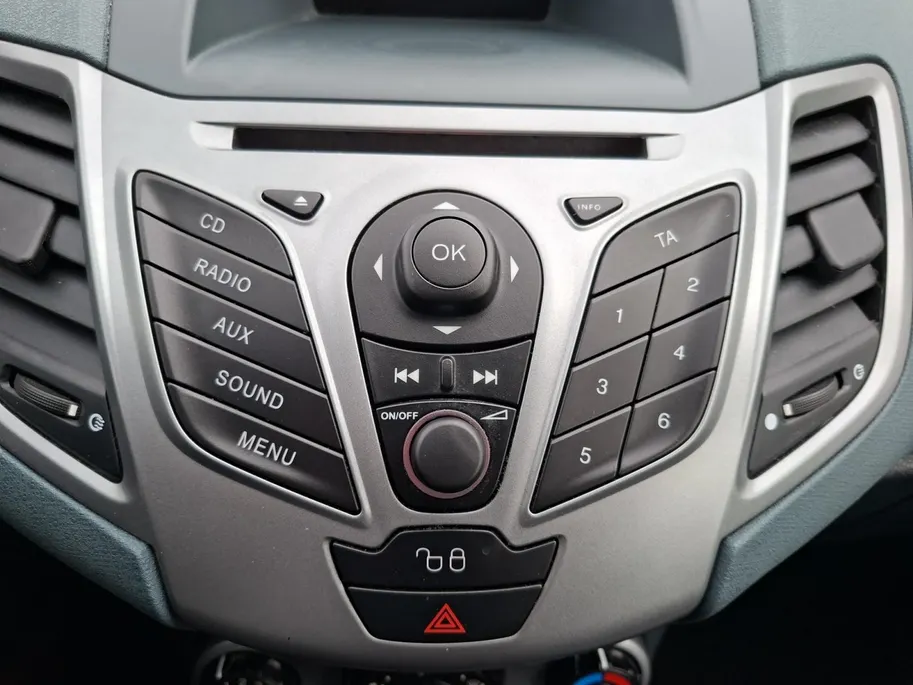 Ford Fiesta 1.25 Limited | Nieuwe Distributieriem bij aflevering | Trekhaak | All weather banden | Radio | Dealer onderhouden | Nieuwe APK | 12maanden BOVAG Garantie |