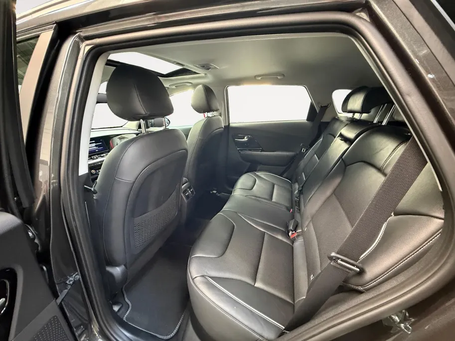 Kia e-Niro ExecutiveLine 64 kWh Full options | Stoelverwarming + verkoeling | Navigatie / Carplay | Dodehoekdetectie | Memory seat