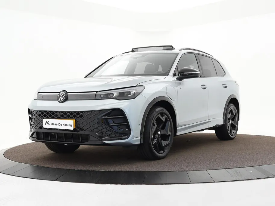 Volkswagen Tiguan 1.5 eHybrid 272pk DSG R-Line Edition · Panoramadak · Inklap. Trekhaak · 360 Camera · Matrix LED · Massagefunctie · Dodehoeksensor · Garantie t/m 27-10-2029 of 100.000km