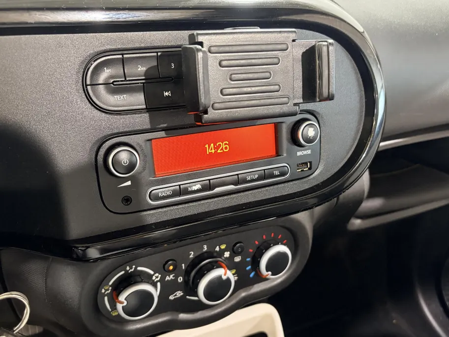 Renault Twingo 70PK SCe Collection | Elektrisch Vouwdak | 1e Eigenaar | Bluetooth Audio & Telefoon | Snelheidsbegrenzer | Leder Stuurwiel | LED Dagrijverlichting | USB | Centrale Deurvergrendeling | Elektrische Ramen & Spiegels |