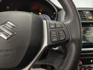 Suzuki S-Cross 1.4 Boosterjet Stijl AUTOMAAT NAVI AIRCO CAMERA ADAPTIEVE CRUISE CONTROLE APPLE CARPLAY ANDROID AUTO SCHUIFKANTELDAK LEER ZEER MOOIE AUTO DEALER ONDERHOUDEN