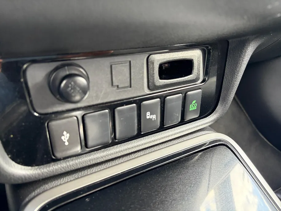 Mitsubishi Outlander 2.4 PHEV Intense Apple Carplay/Android Auto , electronic climate controle , leder , stoelverwarming , lm velgen , cruise , trekhaak .