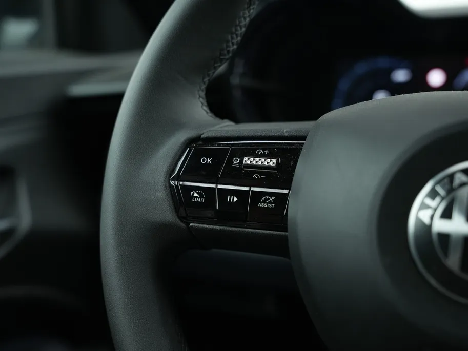 Alfa Romeo Junior Elettrica 54 kWh | Carplay | Clima | Cruise | LED | 18'