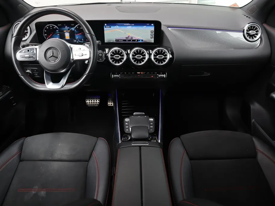 Mercedes-Benz GLA 200 Business Solution AMG l Trekhaak l Keyless l Panoramadak l Ambiente lichtpakket