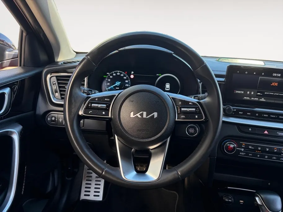 Kia XCeed 1.6 GDi PHEV Design Edition | Apple Carplay / Android Auto | Navigatiesysteem | Licht + Regensensor | Elektrisch Schuif / Kanteldak | Parkeersensoren Voor + Achter | Parkeercamera Achter | Dodehoekdetectie | Rijstrooksensor + Correctie | 18'Lichtmetalen V