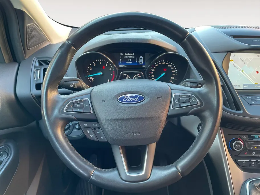Ford Kuga 1.5 EcoBoost Titanium nette dealer auto | Wegklapbare trekhaak| Navigatie| elec achterklep| Parkeersensoren| 4 seizoen banden| Stuur verwarming| Stoel verwarming| Vooruit verwarming| Climate Control |