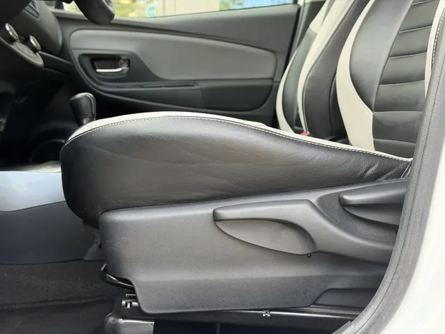 Toyota Yaris 1.5 Hybrid Trend Bi-Tone | Leer | Navigatie | LM Velgen