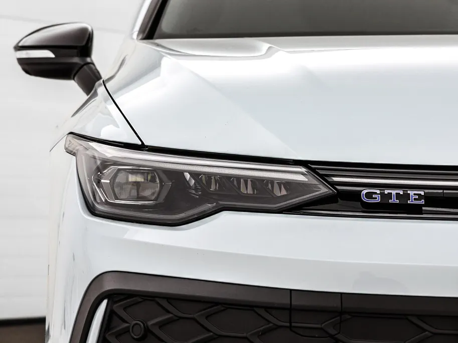 Volkswagen Golf 1.5 eHybrid 272pk DSG GTE · Panoramadak · 360 Camera · Inklap. Trekhaak · Head-Up Display · Matrix LED · Keyless · DCC · Garantie t/m 26-05-2030 of 100.000km