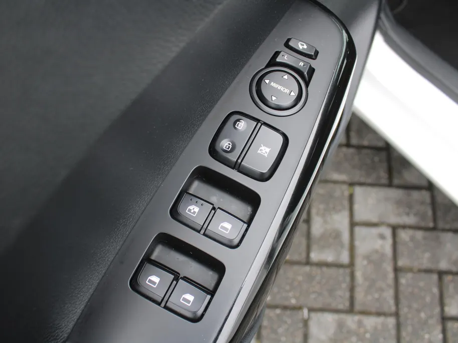 Kia Picanto 1.0 DPI AMT ExecutiveLine | Stuur-/stoelverwarming | Camera | Draadloze telefoonlader | LED | 15' LM | Clima | Cruise | Navi | Automaat |