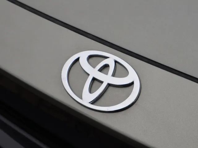Toyota Urban Cruiser Dynamic 61 kWh | Stoel/Stuur Verwarming | Carplay |