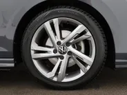 Volkswagen Golf 1.5 eTSI 130pk DSG R-Line · Apple/Android Car Play · P-Sensoren · Navigatie · Sfeerverlichting · 17 Inch · Garantie t/m 12-02-2028 of 100.000km