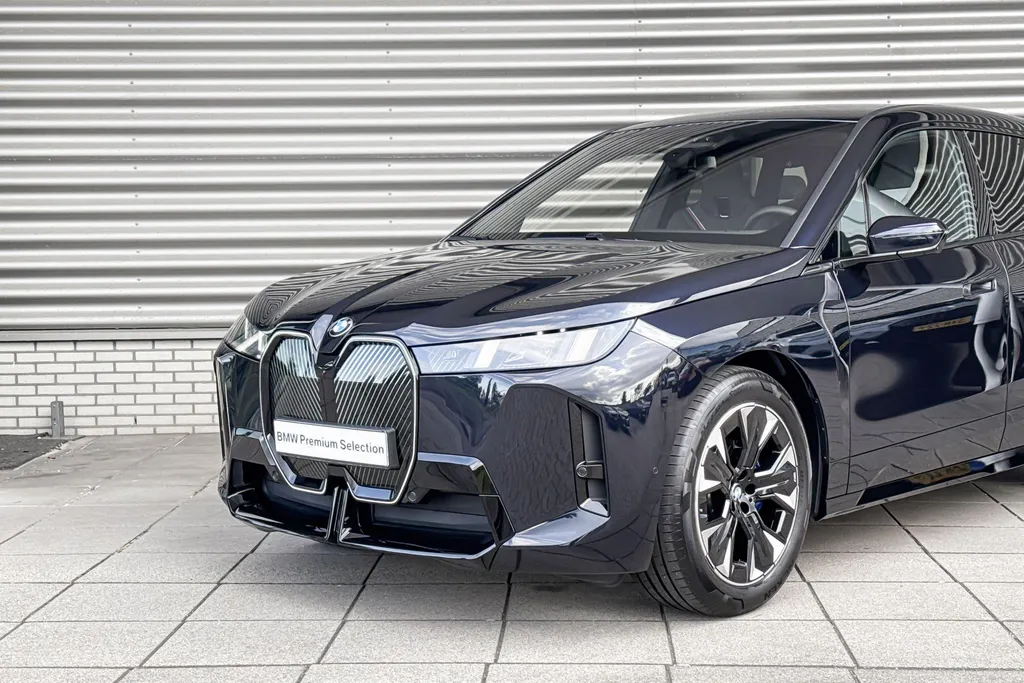 BMW iX xDrive45 101 kWh