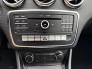 Mercedes-Benz A-Klasse 180 Business Solution | Zeer nette auto | Navigatie | Achteruitrijcamera | Parkeersensoren v + a | Comfort stoelen | Stoelverwarming | Bovag garantie | NAP