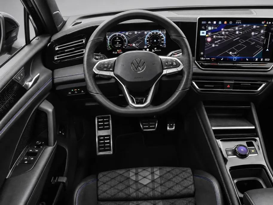 Volkswagen Tiguan 1.5 eHybrid 272pk DSG R-Line Business · Trekhaak · Panoramadak · Dodehoeksensoren · Apple/Android Car Play · Camera · Garantie t/m 23-08-2028 of 100.000km