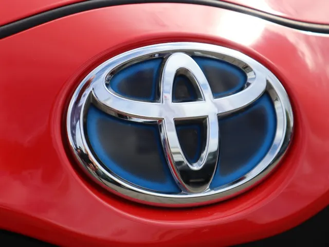 Toyota Yaris 1.5 Hybrid Launch Edition Bi-tone | JBL | Blindspot