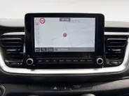 Kia Stonic 1.0 T-GDi MHEV DynamicPlusLine | *1e EIGENAAR | *LAGE KM- STAND | APPLE CARPLAY/ ANDROID AUTO | CAMERA | NAVI | KEYLESS | CLIMA | DEALER ONDERH. | ORIGINEEL NL  |