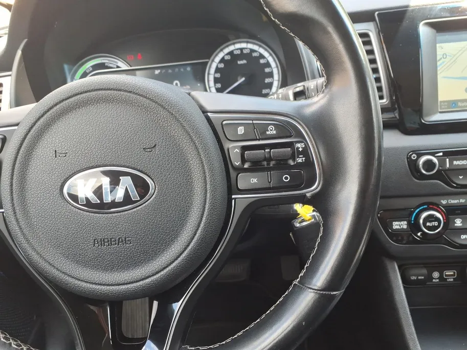 Kia Niro 1.6 GDi Hybrid First Edition achteruitrijcamera , navigatiesysteem full map , electronic climate controle , cruise , parkeersensor , lm velgen zwart .