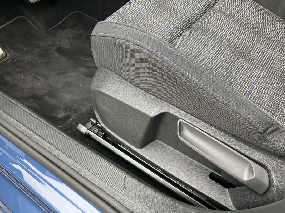 Volkswagen Golf 1.5eHybrid 200kW/272PK GTE Black Style · Panoramadak · Trekhaak · Camera ·  Apple/Android Car Play · Garantie t/m 10-09-2030 of 10000km.