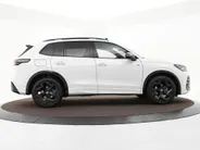 Volkswagen Tiguan 1.5eTSI/150PK R-Line Blackstyle DSG · Panoramadak · Trekhaak · Apple/Android Car Play · Camera · Garantie t/m 30-09-2030 of 100000km.
