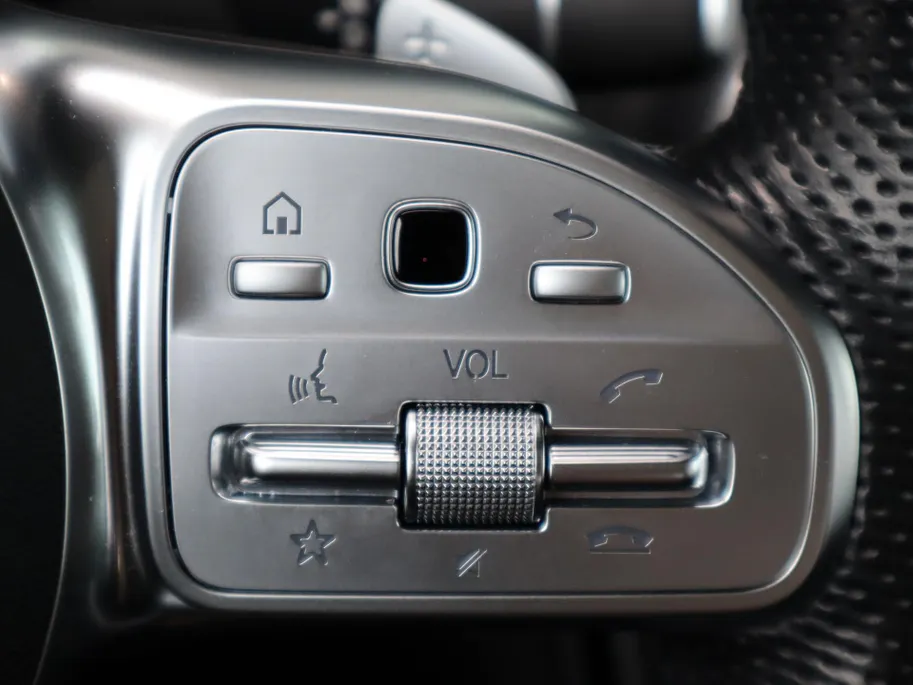 Mercedes-Benz GLC 300e 4MATIC Premium Plus l Trekhaak l Panoramadak l stoelverwarming