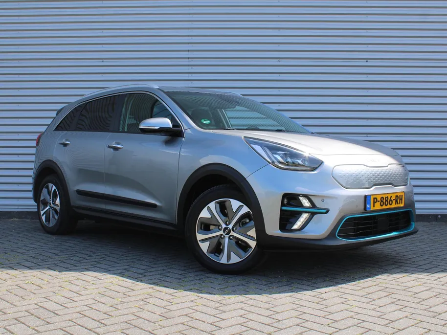 Kia e-Niro DynamicPlusLine 64 kWh | Schuif-/kantel dak | Cruise adapt.| Navi | 17' LM | Stuur-/stoelverwarming | Camera | Clima |