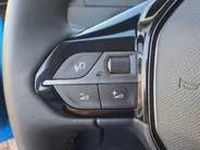 Peugeot e-208 EV Active Pack 50 kWh | Cruise control | Navigatiesysteem | Keyless start | DAB | LM Velgen | 100% Elektrisch | SOH 95,6 %