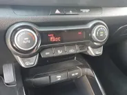 Kia Stonic 1.0T MHEV DynamicPlusLine | Trekhaak | Navigatie | Climate control | Cruise control | Keyless met startknop | Getinte ramen achter | Apple Carplay / Android Auto |