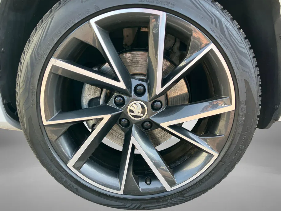 Škoda Karoq 1.5TSI/150PK ACT Sportline Business · Trekhaak · Camera · Stoelverwarming · Apple/Android Car Play · Navigatie ·