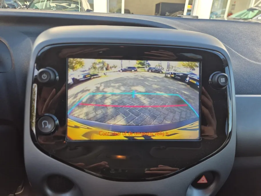 Toyota Aygo 1.0 VVT-i x-play | Airco | Bluetooth | Camera | 5 deurs | Zwart dak |